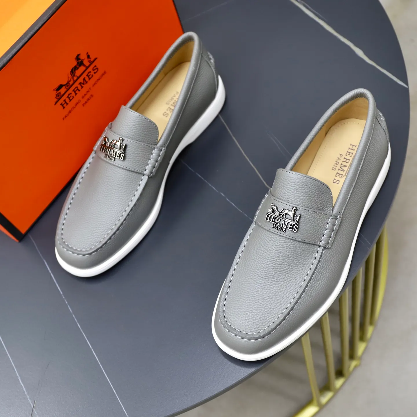Ex-factory price: 560💰Hermès/Hermès slip-on men's shoes. This shoe is made of imported pebbled cowhide. It has simple and smooth lines and is combined with aerodynamically designed 3CM rubber foam ultra-light soles! Youthful and fashionable, classic H-shaped hardware buckle decoration, calf lining gently wraps the feet, with logo cowhide feet, casual and urban style, highlighting youthful vitality, sports and leisure version, super versatile, code number: 38-39-40-41-42-43-44 standard leather shoe size (45 can be customized but does not support returns)